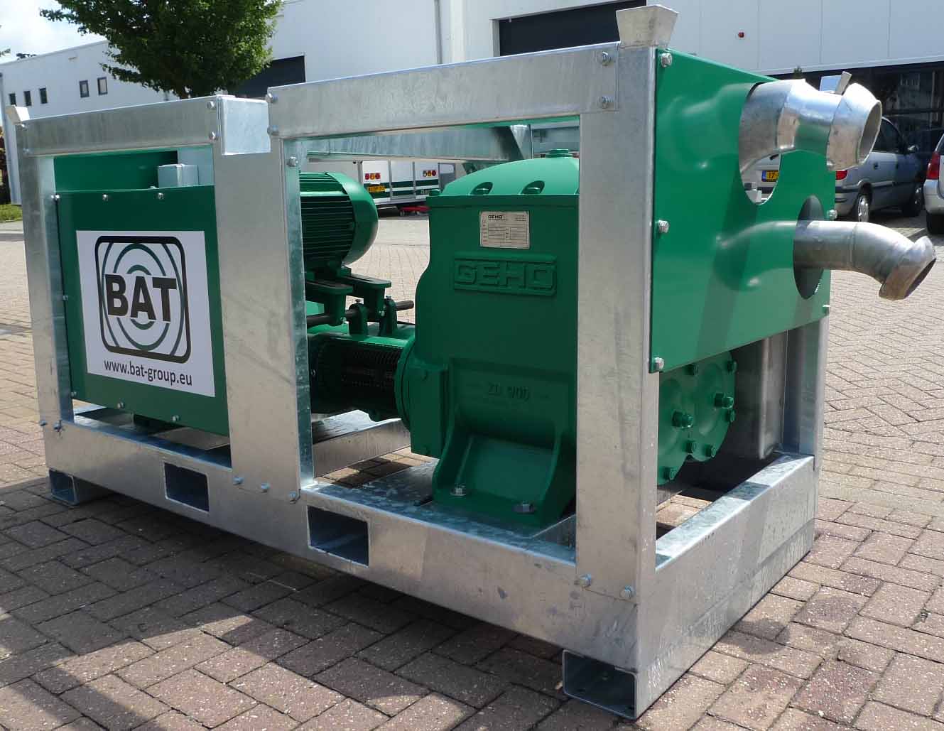 GEHO ZD600 ZD900 zuigerpomp voor bronbemaling in open frame GEHO ZD600 ZD900 zuigerpomp bronbemalingspomp geluiddempende omkasting geluidskast geluidsarm compact plunjer pomp plunjerpomp plunjerpompen